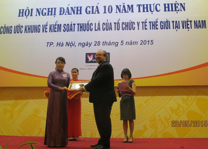 Bộ trưởng Nguyễn Thị Kim Tiến nhận giải thưởng Ngày thế giới không hút thuốc lá năm 2015 do WHO trao tặng