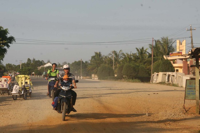 Đoạn đường trăm tỉ thi công dở dang khiến việc sinh hoạt, đi lại của người dân gặp nhiều khó khăn