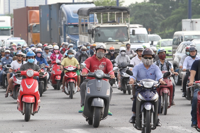 Người dân TP HCM sẽ phải đóng phí bảo trì đường bộ đối với xe máyẢnh: HOÀNG TRIỀU