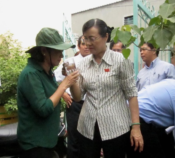 Đoàn đại biểu HĐND TP HCM giám sát công tác cung cấp nước sạch cho người dân tại quận Thủ ĐứcẢnh: GIA MINH