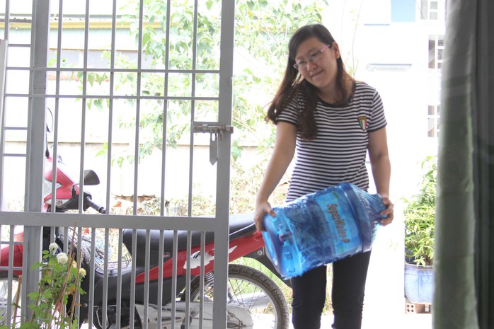 Để có nước sinh hoạt, người dân đường Bưng Ông Thoàn, phường Tăng Nhơn Phú B, quận 9 phải mua từng bình nước sạch, tốn hàng trăm ngàn đồng mỗi tháng