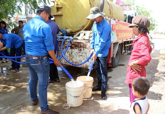 Thanh niên tình nguyện đưa nước về cho bà con ở Phước Trung, huyện Bác Ái