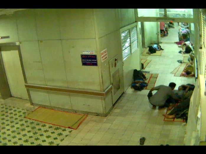 Camera ghi hình một đối tượng (ngồi) móc túi người nhà bệnh nhân đang ngủ tại Bệnh viện Chợ Rẫy