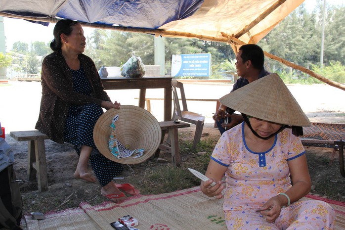 Người dân dựng lều trước cổng Nhà máy Xi măng Đại Việt - Dung Quất để phản đối ô nhiễm