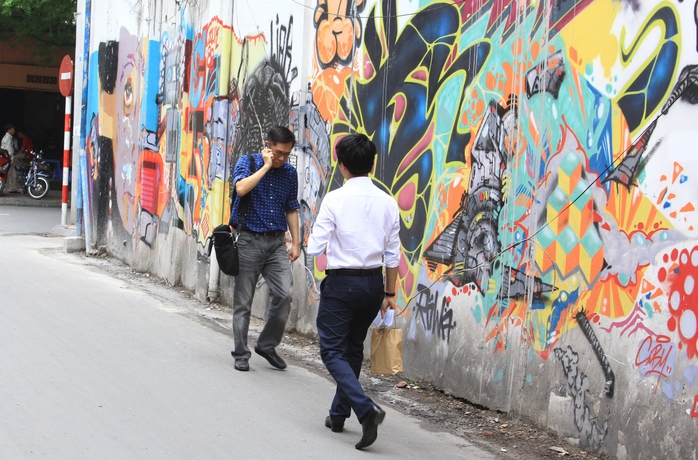 Những hình vẽ quái dị bôi bẩn tường rào trên đường Ngô Văn Năm, phường Bến Nghé, quận 1, TP HCM