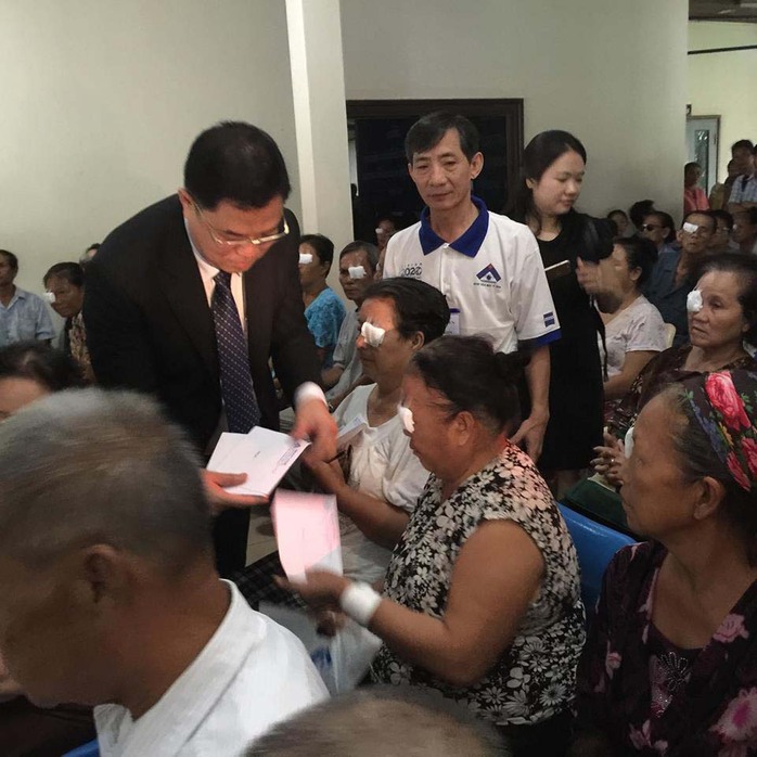 Ông Trần Anh Tuấn, Giám đốc Bệnh viện Mắt TP HCM, tặng kinh phí hỗ trợ đi lại cho bệnh nhân đã được phẫu thuật mắt tại Lào