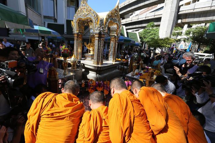 Các nhà sư làm lễ in central Bangkok, Thailand, 19 August 2015. -EPA