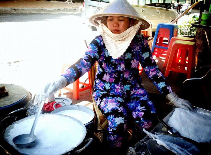 Bánh ướt Cây Me được tráng ngay tại chỗ Bánh ướt Cây Me được tráng ngay tại chỗ