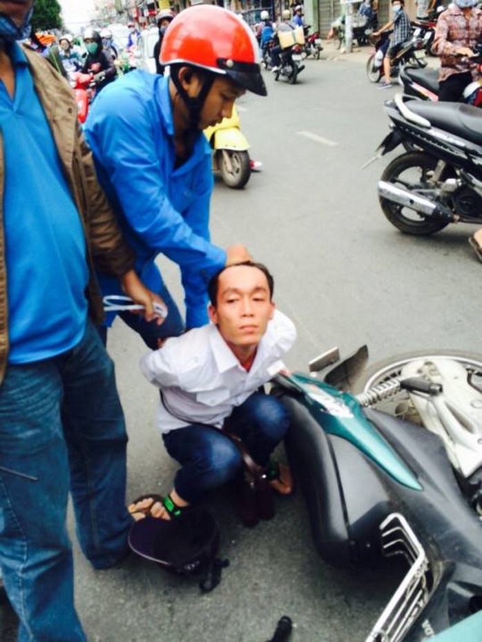 Leg: Người dân cùng hình sự bắt nóng đối tượng cướp giật tài sản trên đường Cách Mạng Tháng Tám, quận Tân Bình – TP HCM, vào chiều 12-12-2014.