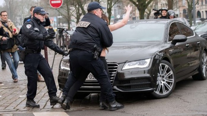 Cảnh sát khống chế người biểu tình. Ảnh: BBC