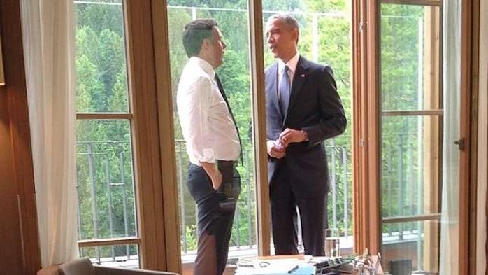 Tổng thống Mỹ Barack Obama cầm gói thuốc lá trên tay trong khi trò chuyện với Thủ tướng Ý Matteo Renzi. Ảnh: The Hill