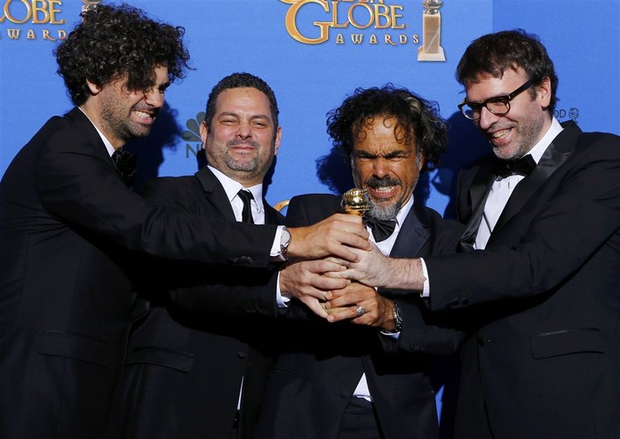 4 biên kịch của phim Birdman chung vui với giải Kịch bản xuất sắc nhất. Ảnh: Reuters