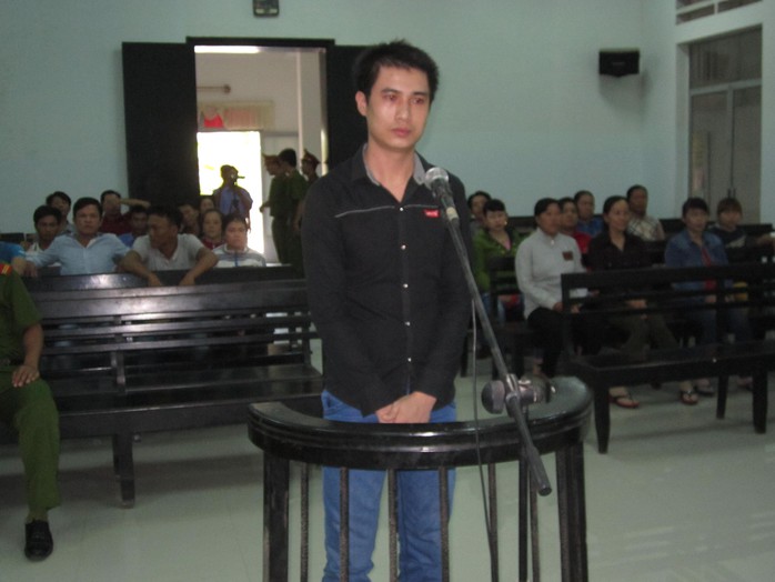 Bị cáo Lê Minh Trí đang nghe tòa tuyên án