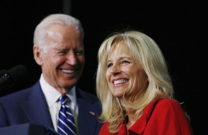 Ông Biden và bà Jill tại Trường ĐH Pellissippi ở bang Tennessee hôm 9-1. Ảnh: Reuters