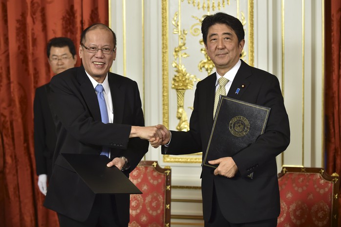 Thủ tướng Nhật Bản Shinzo Abe (phải) và Tổng thống Philippines Benigno Aquino tại lễ ký kết các văn kiện hợp tác hôm 4-6Ảnh: Reuters