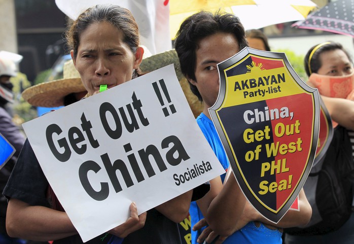 Người Philippines phản đối Trung Quốc độc chiếm biển Đông trong cuộc tuần hành ở TP Makati hôm 24-7. Ảnh: Reuters