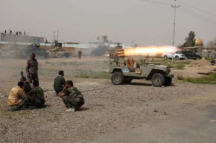 Các tay súng người Shiite bắn rốc két chống lại IS tại TP Tikrit. Ành: AP