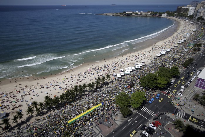 Hàng trăm ngàn người đã tuần hành qua bãi biển Copacabana ở TP Rio de Janeiro. Ảnh: Reuters