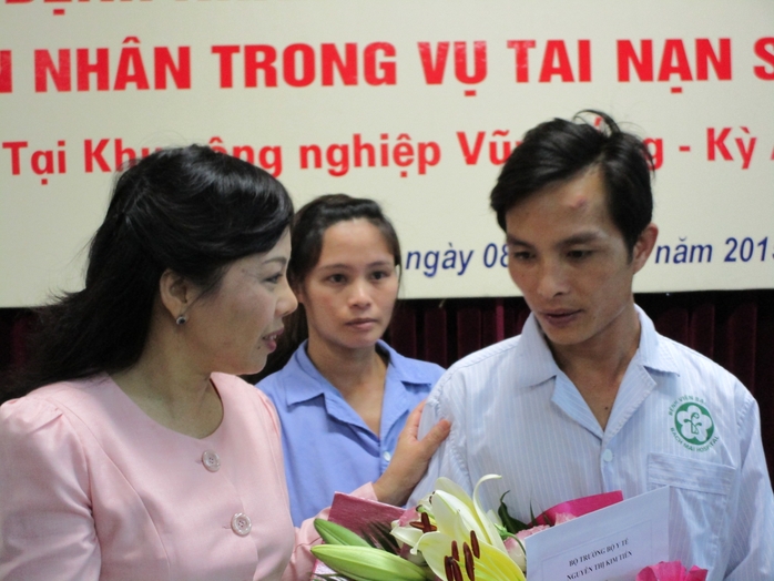 Bộ trưởng Bộ Y tế Nguyễn Thị Kim Tiến chúc mừng nạn nhân Formosa khỏe mạnh, xuất viện trở về