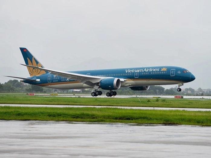 Chiếc máy bay Boeing 787-9 Dreamliner đầu tiên của Vietnam Airlines hạ cánh xuống sân bay Nội Bài - Ảnh do Vietnam Airlines cung cấp