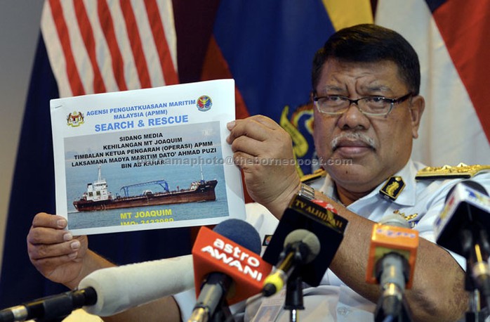 Ông Datuk Ahmad Puzi Ab Kahar cầm ảnh con tàu MT Joaquim trong cuộc họp báo. Ảnh: Borneo Post
