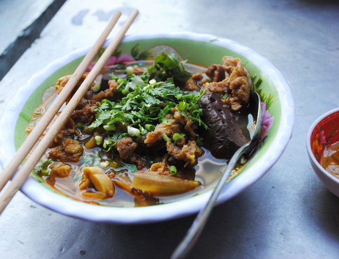 Bún xáo gân thoạt nhìn giống bún bò Huế nhưng hương vị hoàn toàn khác Bún xáo gân thoạt nhìn giống bún bò Huế nhưng hương vị hoàn toàn khác