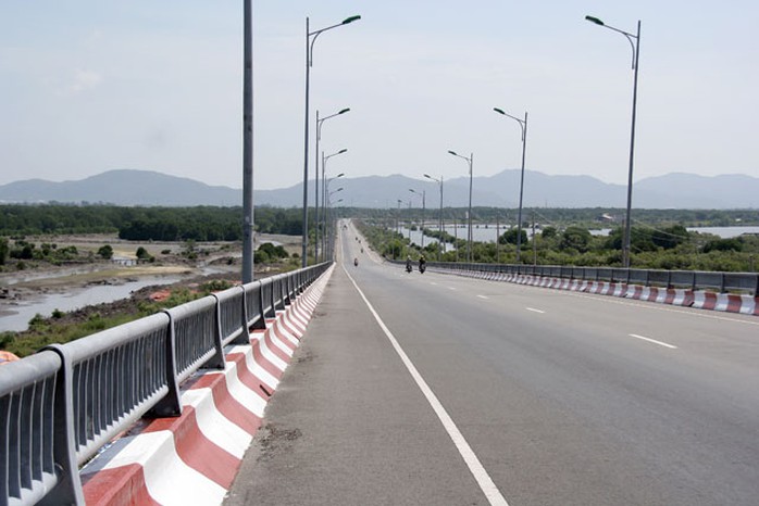 Từ khi có cầu Chà Và, đường vào Long Sơn rất thuận tiện Từ khi có cầu Chà Và, đường vào Long Sơn rất thuận tiện