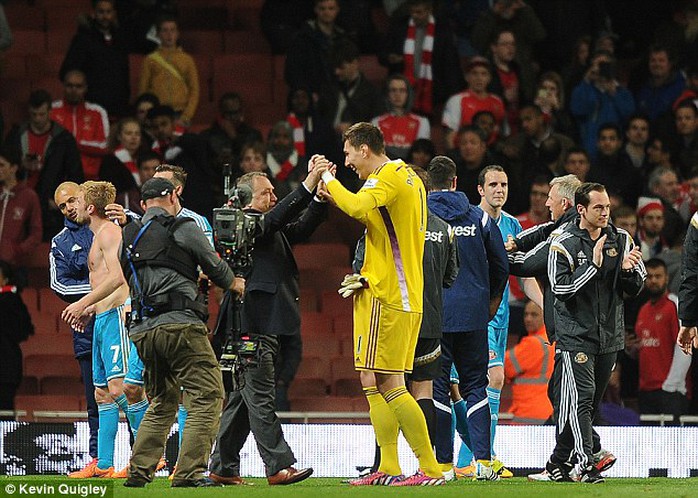 Niềm vui của các cầu thủ Sunderland và ông Advocaat