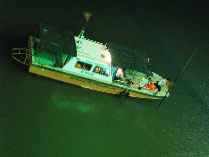 Lực lượng cứu hộ đưa thuyền tìm kiếm, nhưng vẫn chưa tìm thấy người phụ nữ xấu số