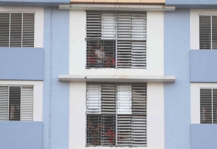 Sinh viên ký túc xá Đại học Bách khoa xem trận đấu qua khung cửa sổ