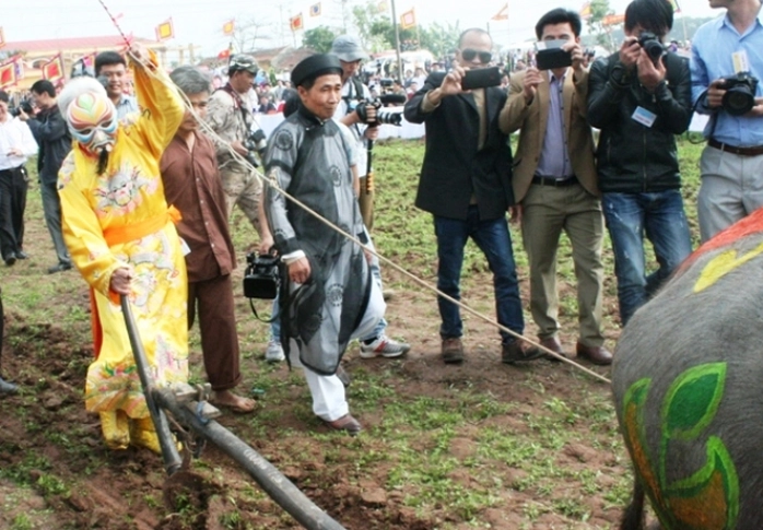 Cụ cao niên trong làng vào vai vua Lê Đại Hành cày ruộng