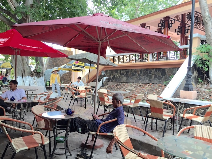 Quán cà phê bên trong khu di tích Cửu Hưu Thành Long Hồ