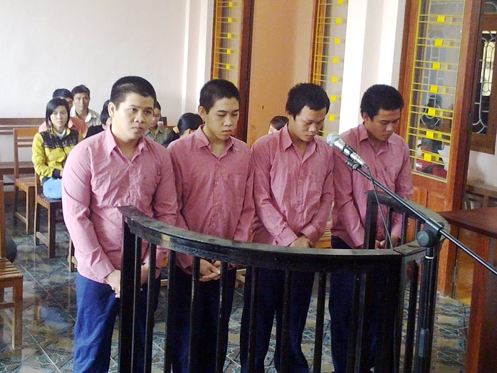 Trần Công Nghĩa, Võ Ngọc Hiếu, Nguyễn Tấn Lưu và Văn Hồng Huyền (từ phải qua trái) tại phiên tòa.