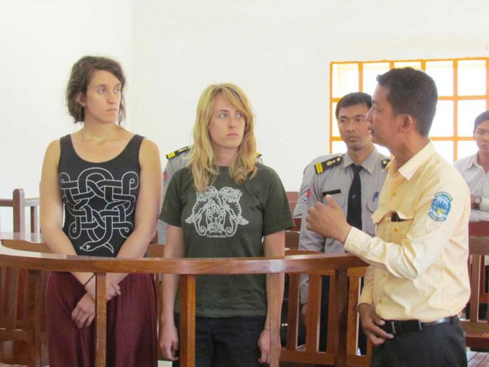 Chị em Lindsey Adams (trái) và Leslie Adams ra tòa vì hành vi chụp ảnh khỏa thân tại công viên khảo cổ Angkor   Ảnh: The Phnom Penh Post