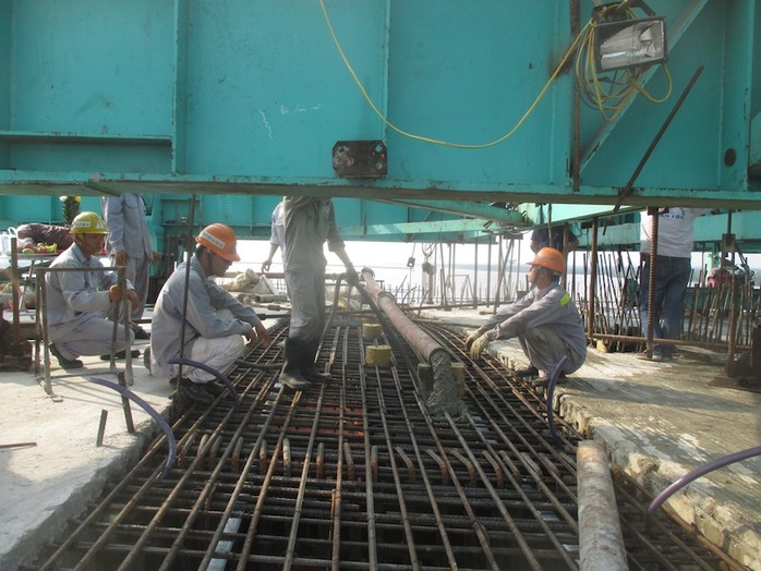 Công nhân đang thi công những công đoạn cuối trên cầu Cổ Chiên vào sáng 22-4