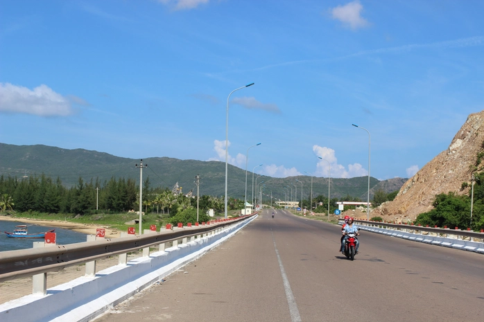 Cầu Thị Nại - đường từ nội thành Quy Nhơn ra Eo Gió