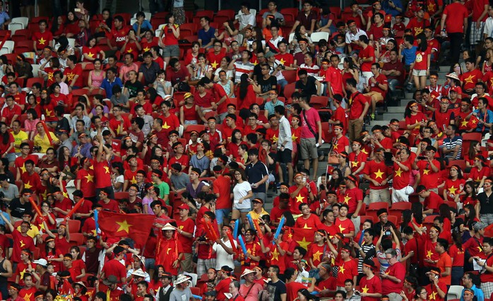CĐV Viêt Nam thất vọng trên khán đài SVĐ Quốc gia Singapore sau bàn thua