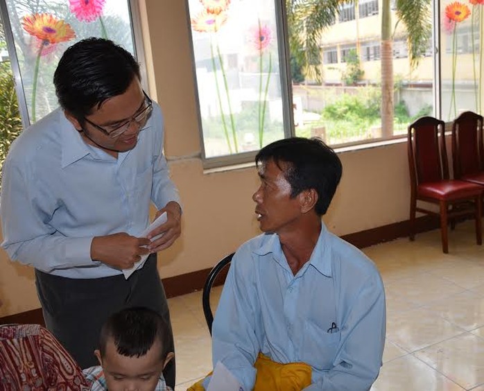 Ông Nguyễn Vũ Hạnh Phúc- PCT LĐLĐ quận 8 thăm hỏi và tặng quà cho CN bị tai nạn lao động