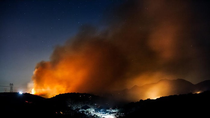 Ngọn lửa cháy suốt đêm 17-7. Ảnh: Los Angeles Times