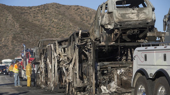 Khoảng 20 chiếc xe bị thiêu rụi. Ảnh: Los Angeles Times