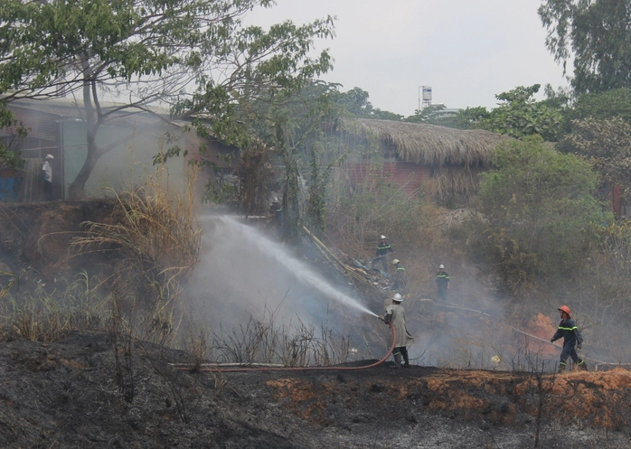 Đám cháy phát sinh ở bãi cỏ khô rộng hàng ngàn mét vuông sát nhiều cơ sở chứa đồ và công ty sản xuất gỗ