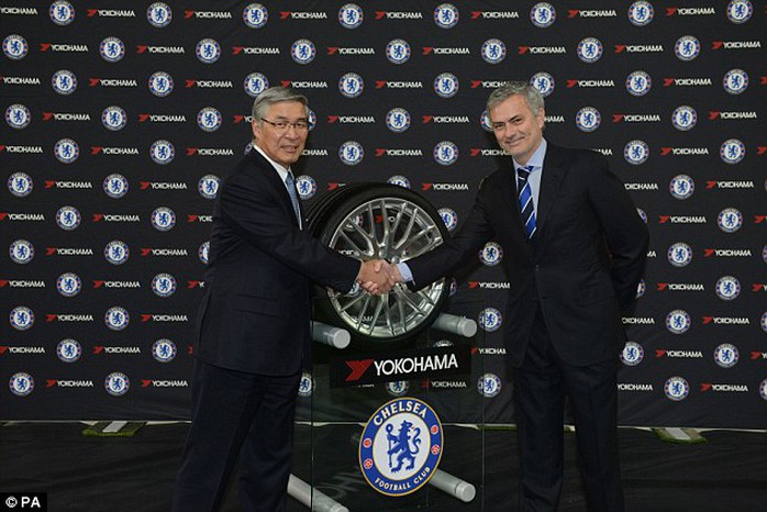 HLV Chelsea (phải) và nhà tài trợ trong lễ ký kết