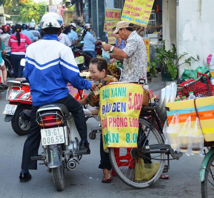 Chè, xôi mặn với giá từ 5.000 đồng đến 8.000 đồng với công nhân là quá sang ẢNH: NGUYỄN LUÂN