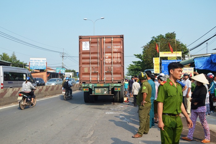 Được cha chở đi học nhưng không may xảy ra va chạm với xe container khi còn cách trường chưa đầy 500m khiến cháu L bị té xuống đường tử vong.