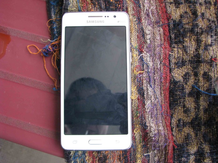 Chiếc điện thoại Samsung mà N. cho rằng bị Tr. giật lấy không cho xài trên chuyến xe đò về Vĩnh Long.