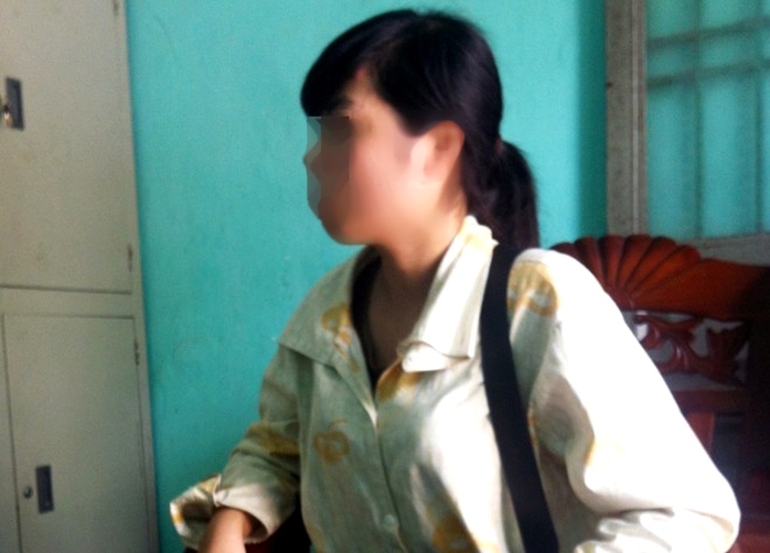 Chị Hoa trò chuyện với phóng viên về diễn biến vụ án - Ảnh: Zing