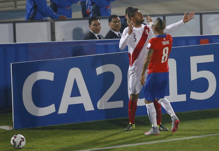 Vidal gây áp lực với Zambrano sau khi hậu vệ của Peru phạm lỗi với Sanchez