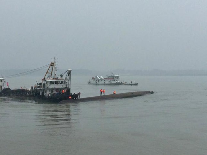 Lực lượng cứu hộ tìm kiếm con tàu bị chìm. Ảnh: Reuters