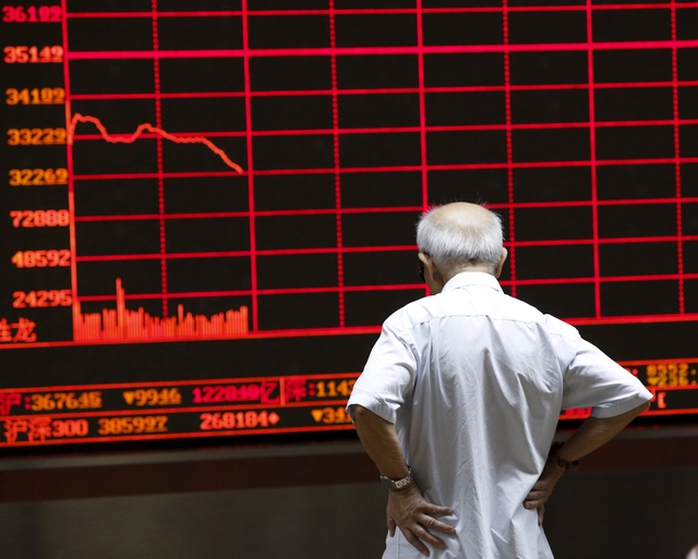 Nhà đầu tư chứng khoán Trung Quốc ngao ngán theo dõi các chỉ số. Ảnh: Reuters