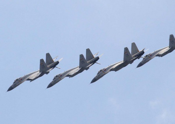 Máy bay chiến đấu J-11B của Không quân Trung Quốc bay theo đội hình trong một buổi diễn tập cho cuộc diễu binh sắp tới. Ảnh: Reuters